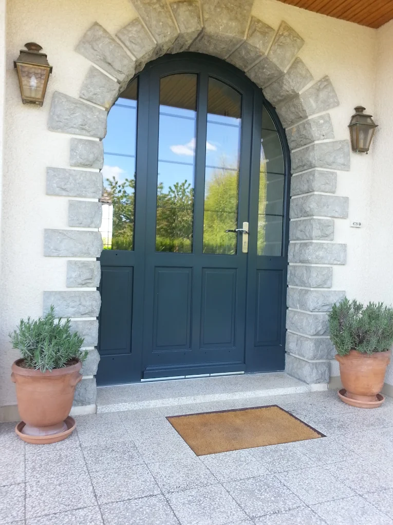 Porte d'entrée extérieure en bois - Menuisier à Dijon